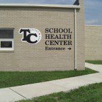 Carbondale Community High School cerca de la entrada de Shawnee Health Care, Terrier Care